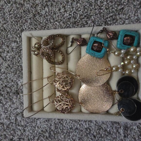 43 Pairs of vintage to Modern pierced and clip back earrings - Picture 4 of 6